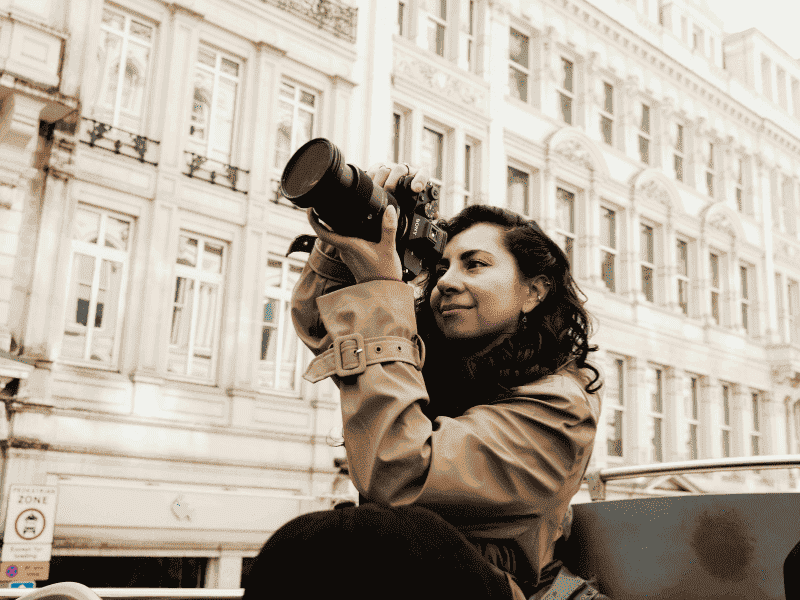 une femme photographiant un bâtiment